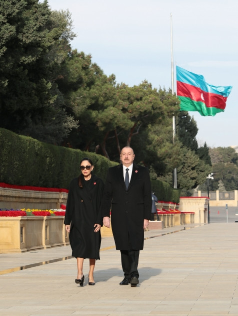 Prezident İlham Əliyev və birinci xanım Mehriban Əliyeva 20 Yanvar faciəsinin 34-cü ildönümü ilə əlaqədar Şəhidlər xiyabanını ziyarət ediblər<font color='red'> - YENİLƏNİB</font><font color=red> - FOTOLAR</font>