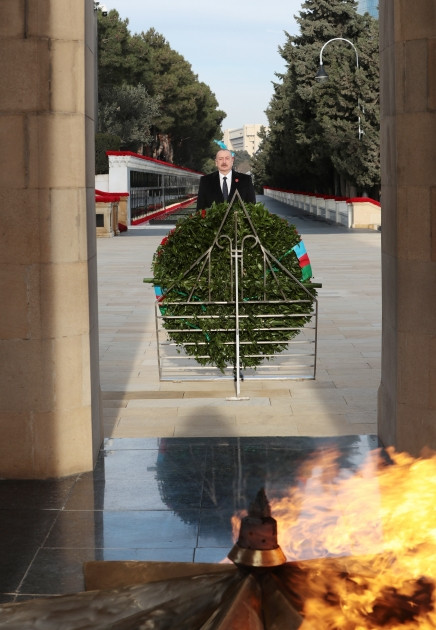 Prezident İlham Əliyev və birinci xanım Mehriban Əliyeva 20 Yanvar faciəsinin 34-cü ildönümü ilə əlaqədar Şəhidlər xiyabanını ziyarət ediblər<font color='red'> - YENİLƏNİB</font><font color=red> - FOTOLAR</font>