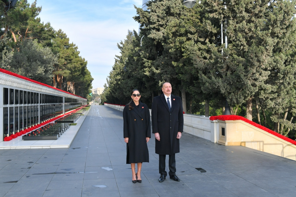 Prezident İlham Əliyev və birinci xanım Mehriban Əliyeva 20 Yanvar faciəsinin 34-cü ildönümü ilə əlaqədar Şəhidlər xiyabanını ziyarət ediblər<font color='red'> - YENİLƏNİB</font><font color=red> - FOTOLAR</font>