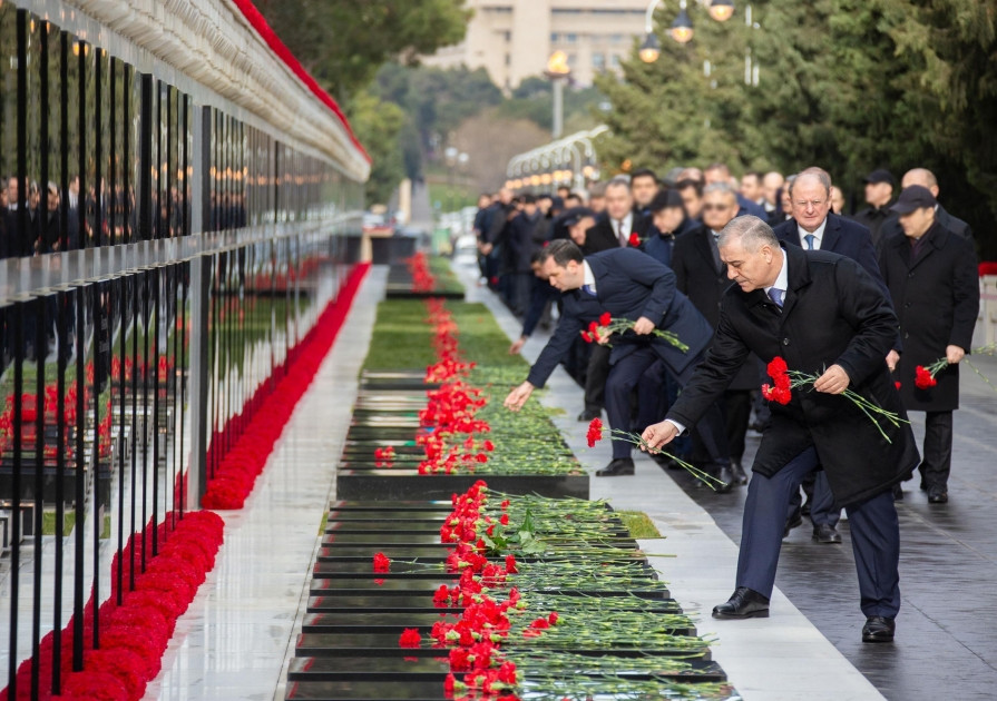 DTX-nin əməkdaşları Şəhidlər xiyabanını ziyarət ediblər<font color=red> - FOTOLAR</font>