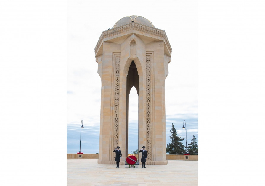 DTX-nin əməkdaşları Şəhidlər xiyabanını ziyarət ediblər<font color=red> - FOTOLAR</font>