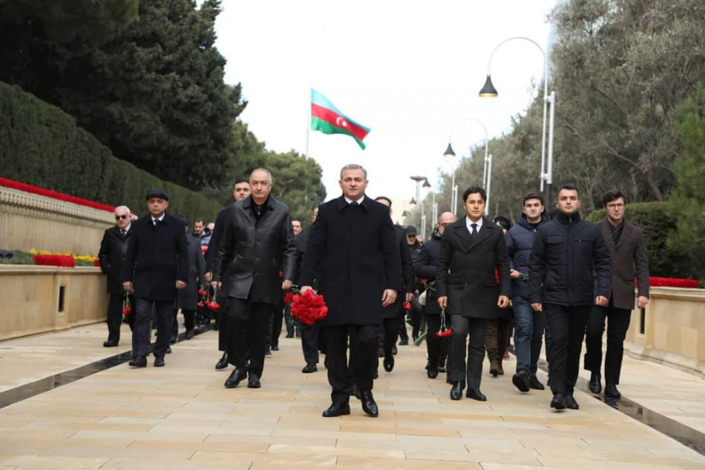 AzTV-nin kollektivi Şəhidlər xiyabanını ziyarət edib<font color=red> - FOTOLAR</font>