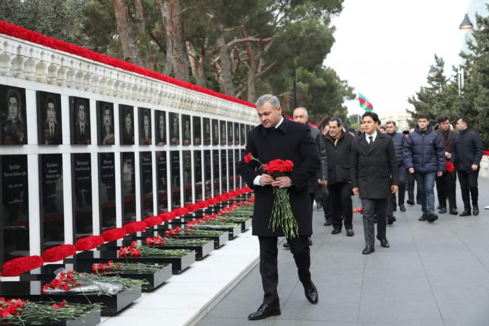 AzTV-nin kollektivi Şəhidlər xiyabanını ziyarət edib<font color=red> - FOTOLAR</font>