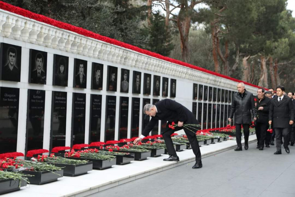 AzTV-nin kollektivi Şəhidlər xiyabanını ziyarət edib<font color=red> - FOTOLAR</font>