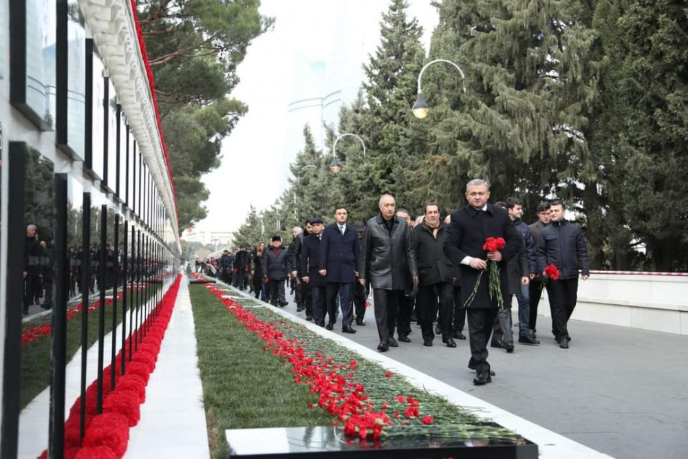 AzTV-nin kollektivi Şəhidlər xiyabanını ziyarət edib<font color=red> - FOTOLAR</font>