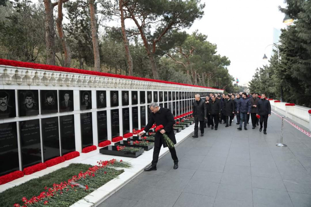 AzTV-nin kollektivi Şəhidlər xiyabanını ziyarət edib<font color=red> - FOTOLAR</font>