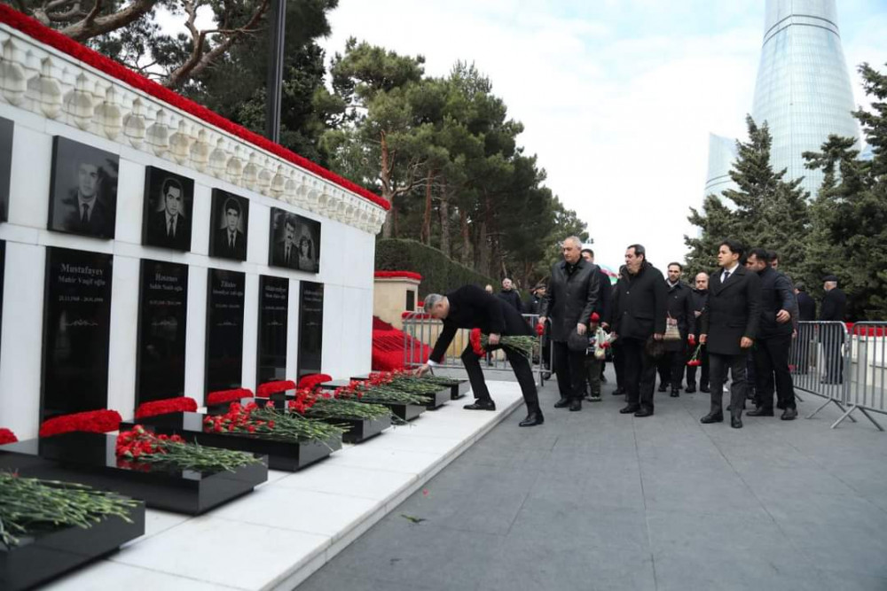 AzTV-nin kollektivi Şəhidlər xiyabanını ziyarət edib<font color=red> - FOTOLAR</font>
