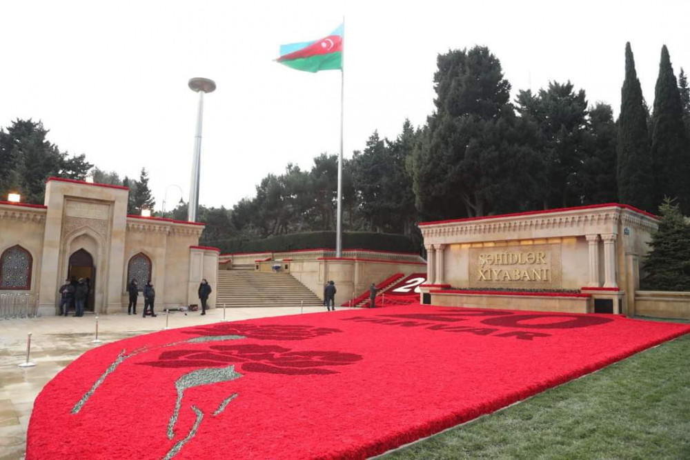 AzTV-nin kollektivi Şəhidlər xiyabanını ziyarət edib<font color=red> - FOTOLAR</font>