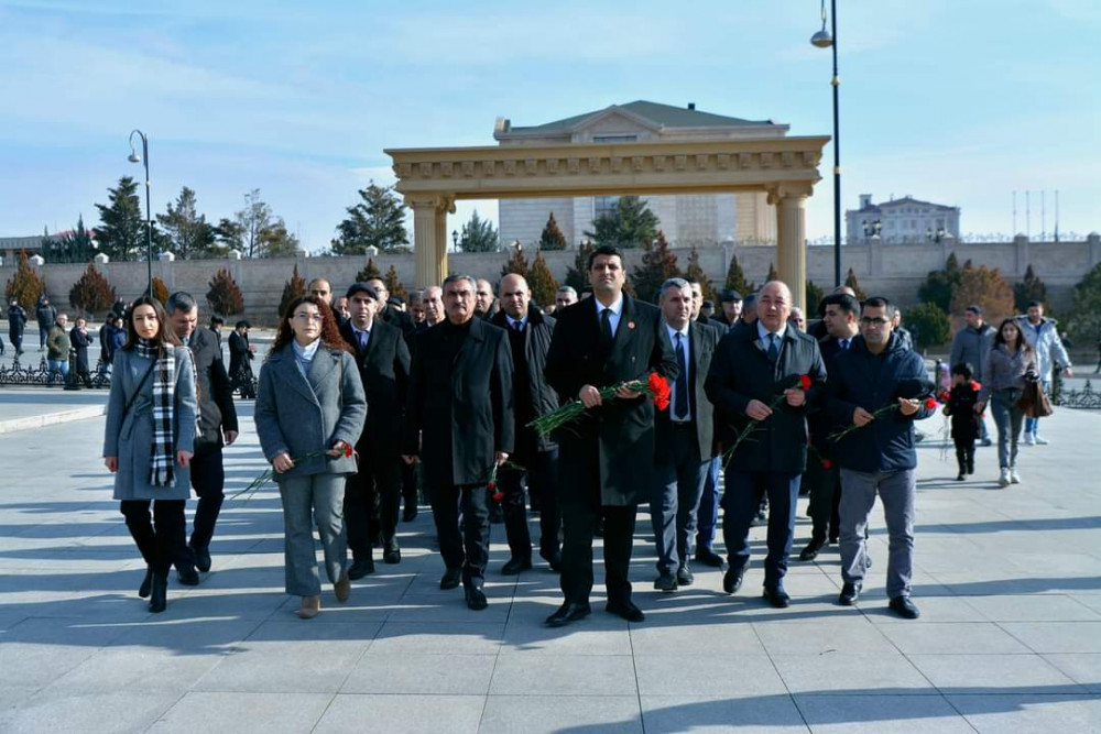 Naxçıvan Dövlət Universitetinin kollektivi  Şəhidlər xiyabanını ziyarət edib<font color=red> - FOTOLAR</font>