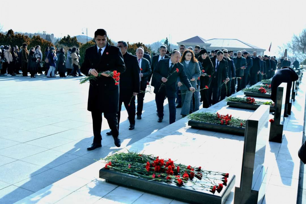 Naxçıvan Dövlət Universitetinin kollektivi  Şəhidlər xiyabanını ziyarət edib<font color=red> - FOTOLAR</font>