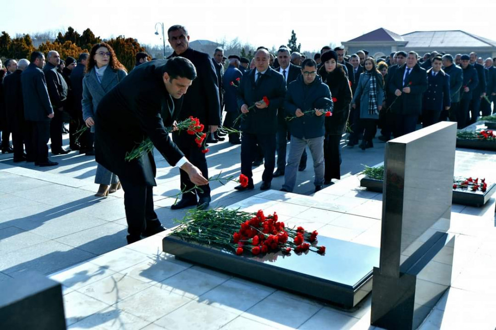 Naxçıvan Dövlət Universitetinin kollektivi  Şəhidlər xiyabanını ziyarət edib<font color=red> - FOTOLAR</font>