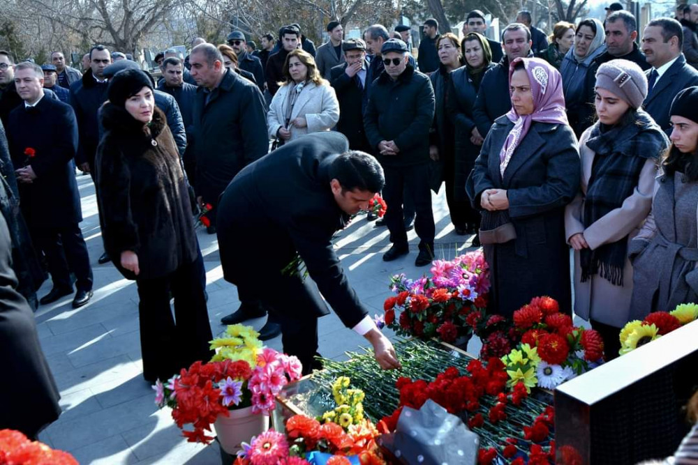 Naxçıvan Dövlət Universitetinin kollektivi  Şəhidlər xiyabanını ziyarət edib<font color=red> - FOTOLAR</font>