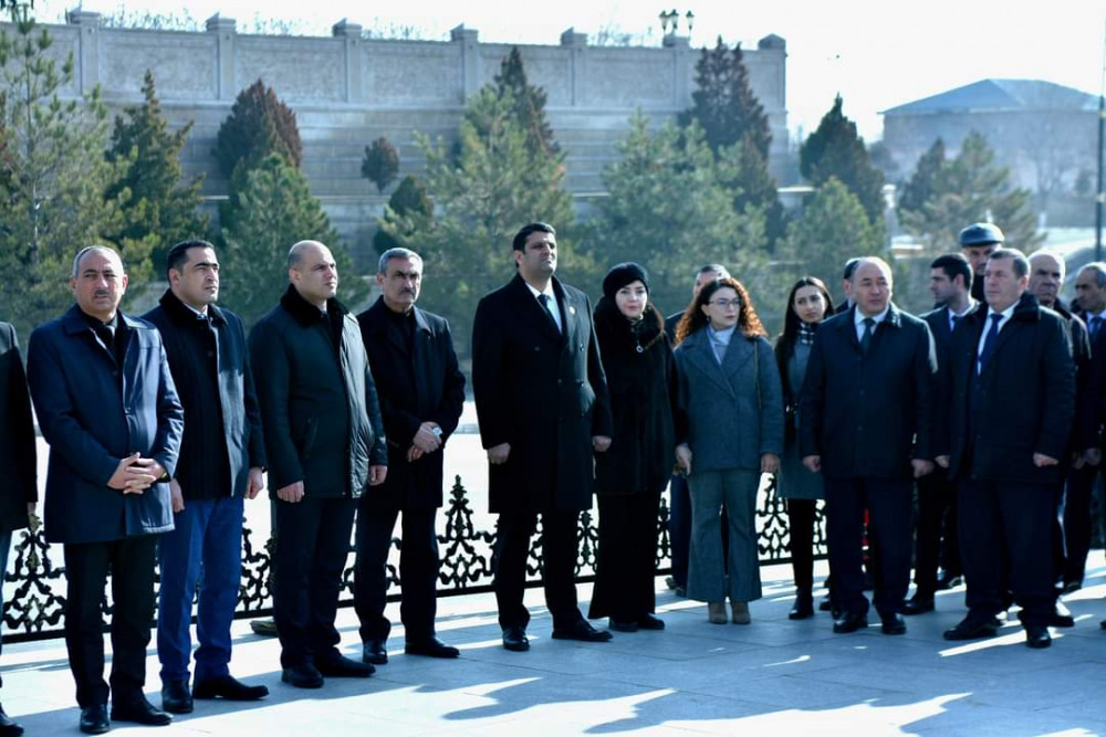Naxçıvan Dövlət Universitetinin kollektivi  Şəhidlər xiyabanını ziyarət edib<font color=red> - FOTOLAR</font>
