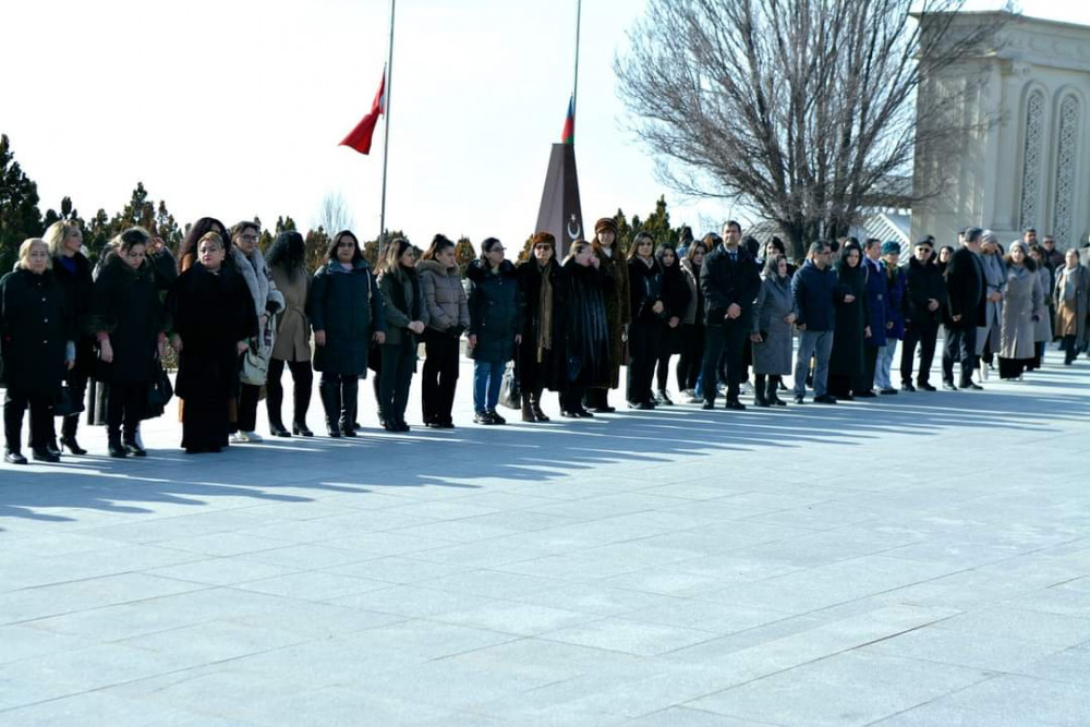 Naxçıvan Dövlət Universitetinin kollektivi  Şəhidlər xiyabanını ziyarət edib<font color=red> - FOTOLAR</font>