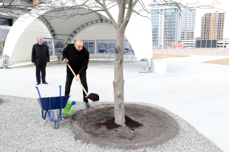 Prezident İlham Əliyev Bakı Ağ Şəhərin Mərkəzi Park Kvartalında tikinti, abadlıq işləri və Ofis binasında yaradılan şərait ilə tanış olub<font color='red'> - YENİLƏNİB</font><font color=red> - FOTOLAR</font>