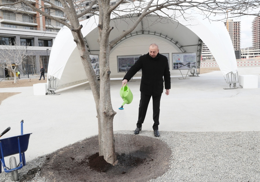 Prezident İlham Əliyev Bakı Ağ Şəhərin Mərkəzi Park Kvartalında tikinti, abadlıq işləri və Ofis binasında yaradılan şərait ilə tanış olub<font color='red'> - YENİLƏNİB</font><font color=red> - FOTOLAR</font>