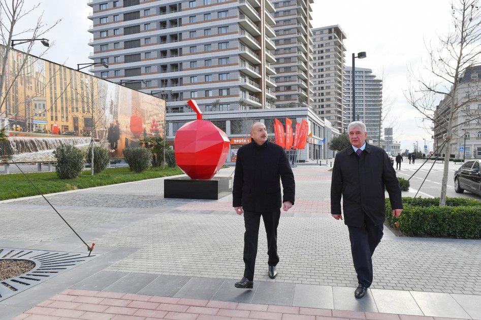 Prezident İlham Əliyev Bakı Ağ Şəhərin Mərkəzi Park Kvartalında tikinti, abadlıq işləri və Ofis binasında yaradılan şərait ilə tanış olub<font color='red'> - YENİLƏNİB</font><font color=red> - FOTOLAR</font>