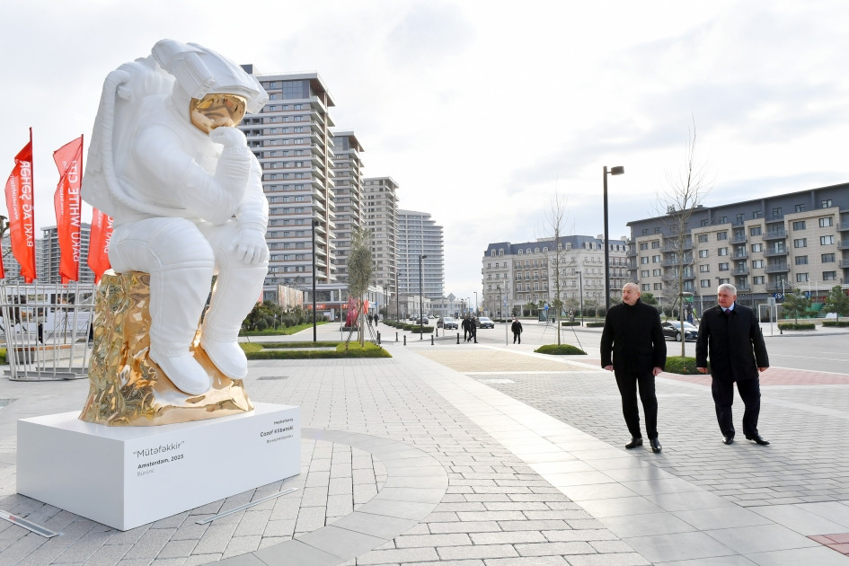 Prezident İlham Əliyev Bakı Ağ Şəhərin Mərkəzi Park Kvartalında tikinti, abadlıq işləri və Ofis binasında yaradılan şərait ilə tanış olub<font color='red'> - YENİLƏNİB</font><font color=red> - FOTOLAR</font>