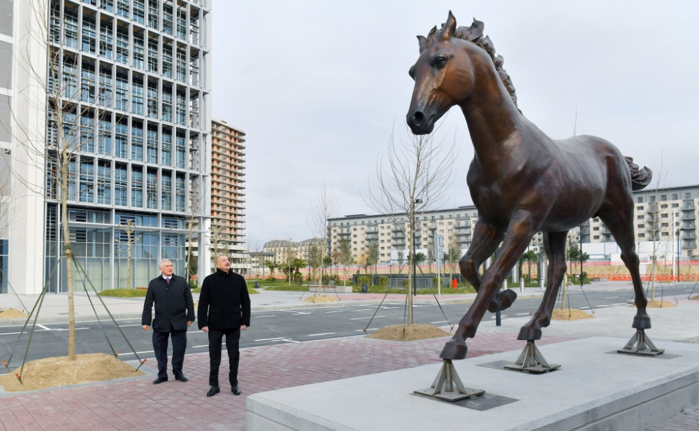 Prezident İlham Əliyev Bakı Ağ Şəhərin Mərkəzi Park Kvartalında tikinti, abadlıq işləri və Ofis binasında yaradılan şərait ilə tanış olub<font color='red'> - YENİLƏNİB</font><font color=red> - FOTOLAR</font>