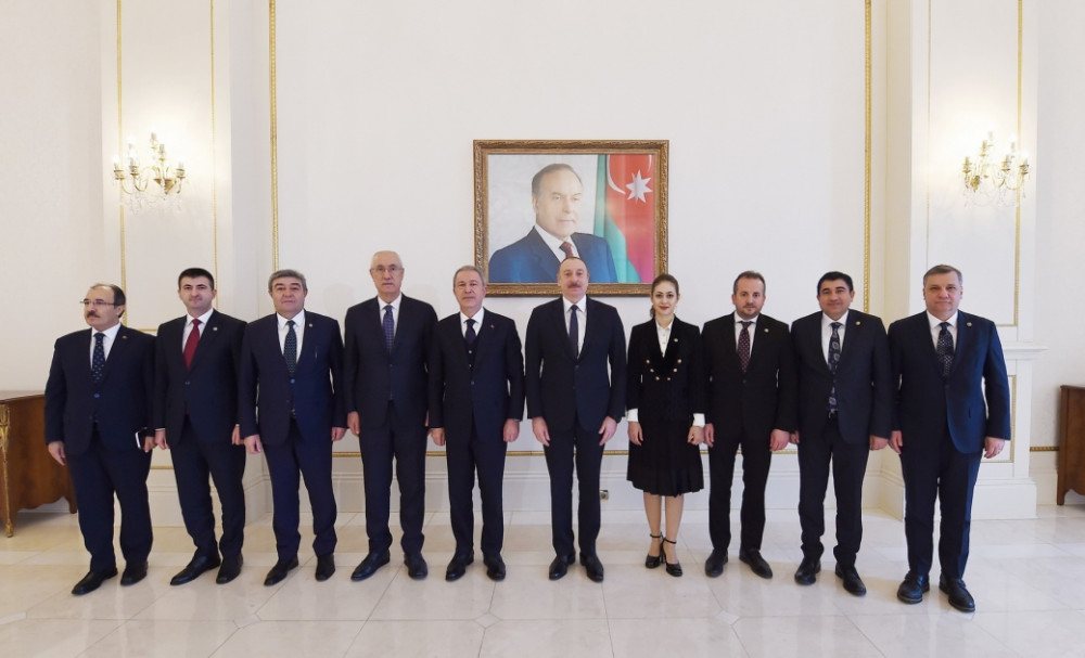 Prezident İlham Əliyev Türkiyə parlamentinin Milli müdafiə komissiyasının sədrinin rəhbərlik etdiyi nümayəndə heyətini qəbul edib<font color='red'> - YENİLƏNƏCƏK</font><font color=red> - FOTOLAR</font>