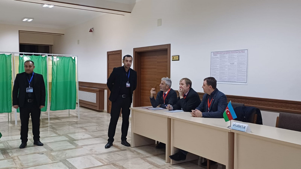 Naxçıvanda  növbədənkənar  prezident seçkiləri üçün seçki məntəqələri açılıb<font color=red> - FOTOLAR</font>