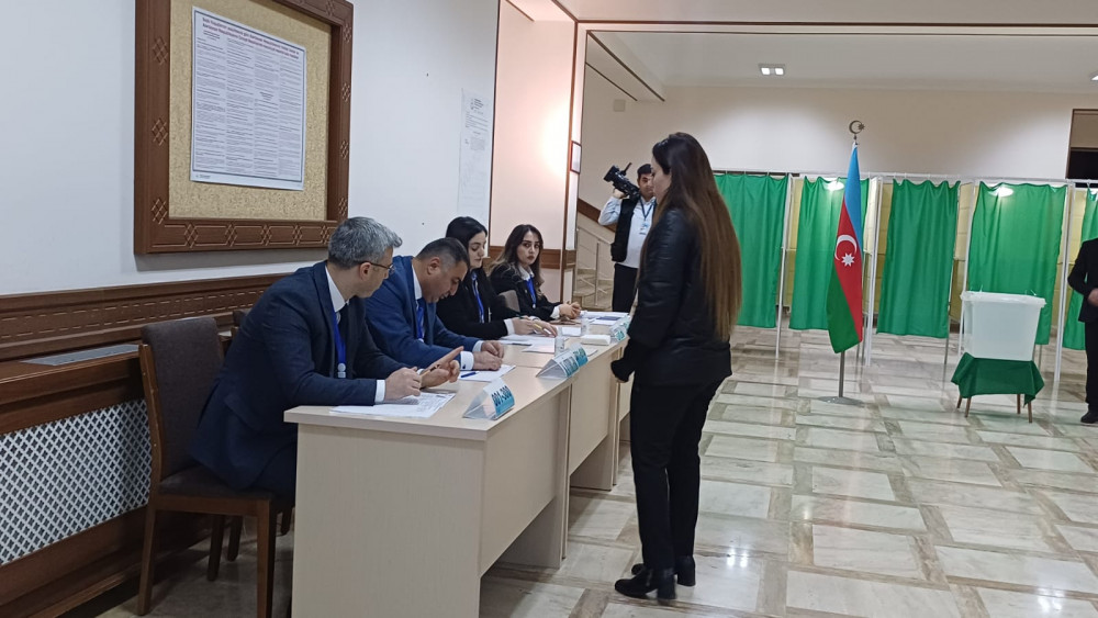 Naxçıvanda  növbədənkənar  prezident seçkiləri üçün seçki məntəqələri açılıb<font color=red> - FOTOLAR</font>