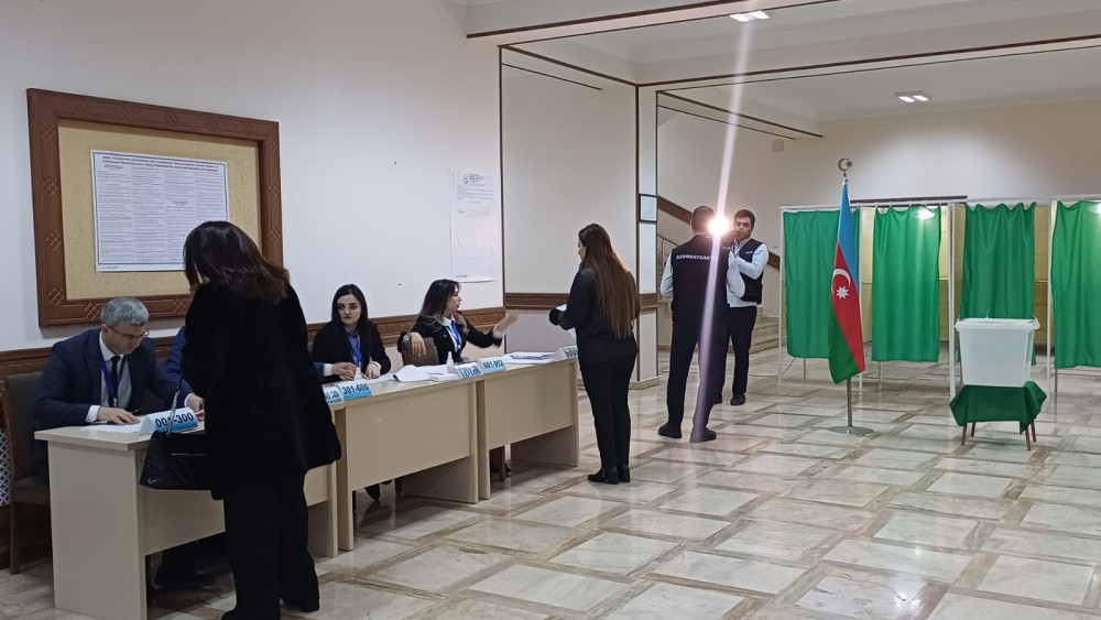 Naxçıvanda  növbədənkənar  prezident seçkiləri üçün seçki məntəqələri açılıb<font color=red> - FOTOLAR</font>