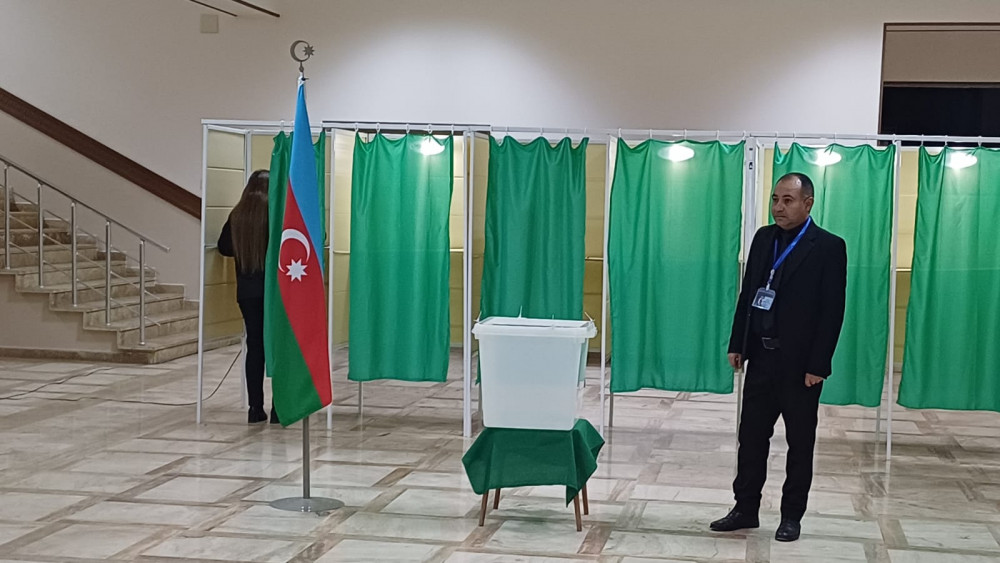 Naxçıvanda  növbədənkənar  prezident seçkiləri üçün seçki məntəqələri açılıb<font color=red> - FOTOLAR</font>