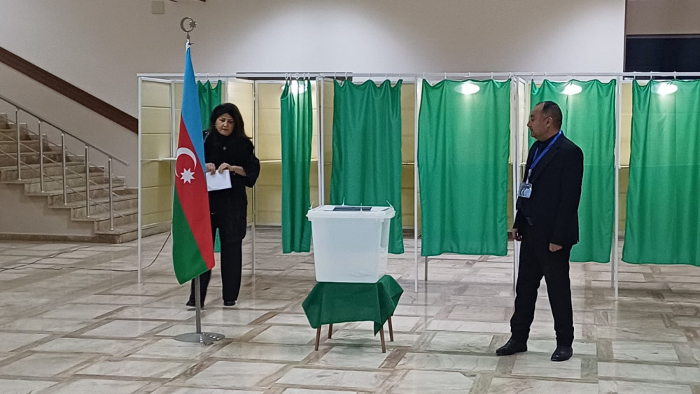 Naxçıvanda  növbədənkənar  prezident seçkiləri üçün seçki məntəqələri açılıb<font color=red> - FOTOLAR</font>