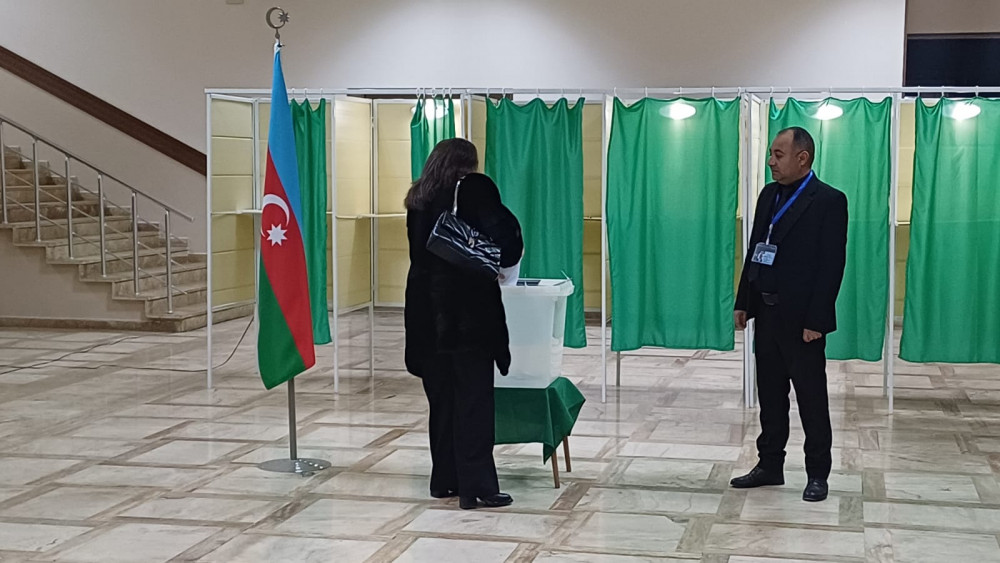 Naxçıvanda  növbədənkənar  prezident seçkiləri üçün seçki məntəqələri açılıb<font color=red> - FOTOLAR</font>