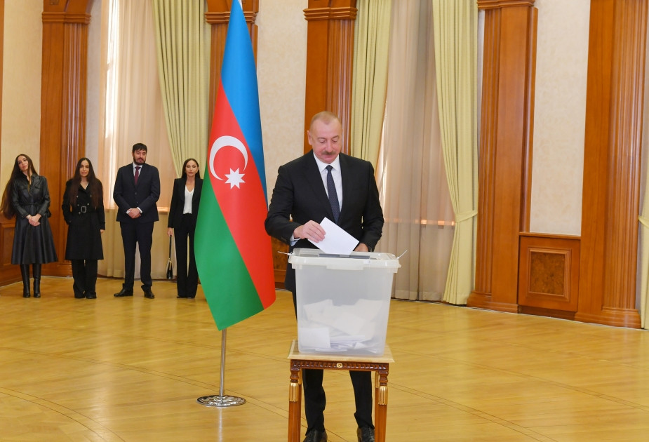 Prezident İlham Əliyev, birinci xanım Mehriban Əliyeva və ailə üzvləri Xankəndidə səs veriblər<font color='red'> - YENİLƏNİB</font><font color=red> - FOTOLAR</font>