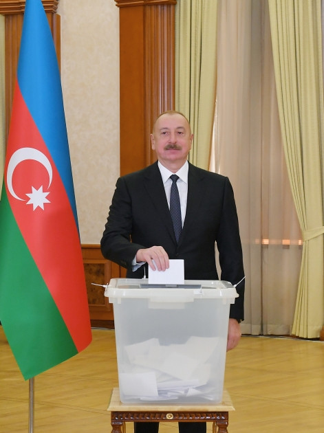 Prezident İlham Əliyev, birinci xanım Mehriban Əliyeva və ailə üzvləri Xankəndidə səs veriblər<font color='red'> - YENİLƏNİB</font><font color=red> - FOTOLAR</font>