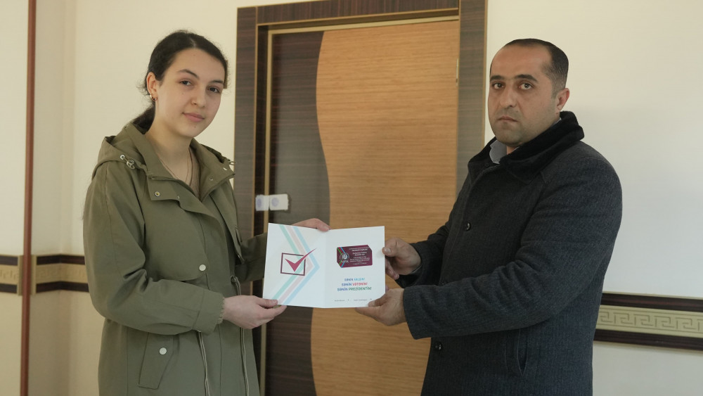 MSK bu gün 18 yaşı tamam olan Naxçıvan şəhər sakinini təbrik edib<font color=red> - FOTOLAR</font>