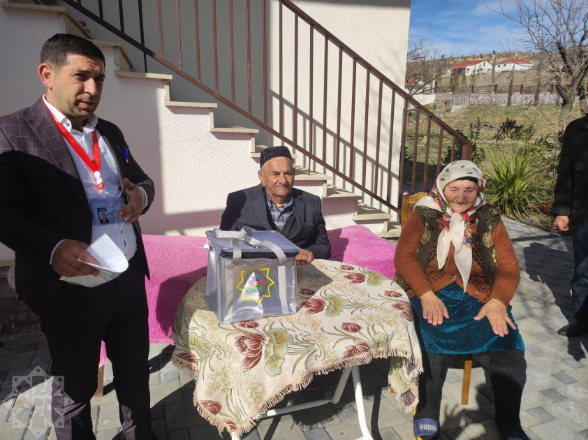 Talış kəndinin ən yaşlı sakinlərinin evinə daşınan seçki qutusu aparılıb<font color=red> - FOTOLAR</font>