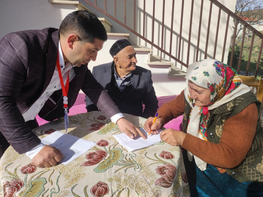 Talış kəndinin ən yaşlı sakinlərinin evinə daşınan seçki qutusu aparılıb<font color=red> - FOTOLAR</font>
