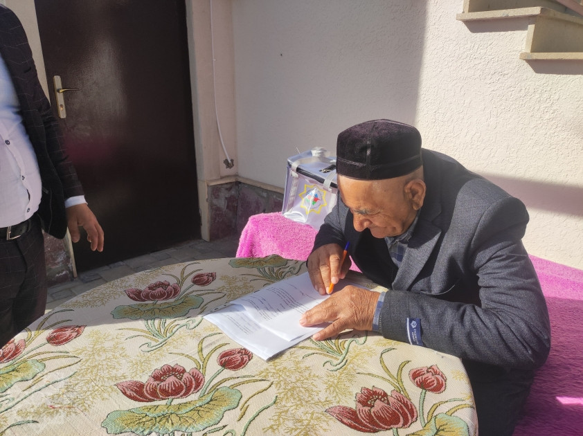 Talış kəndinin ən yaşlı sakinlərinin evinə daşınan seçki qutusu aparılıb<font color=red> - FOTOLAR</font>