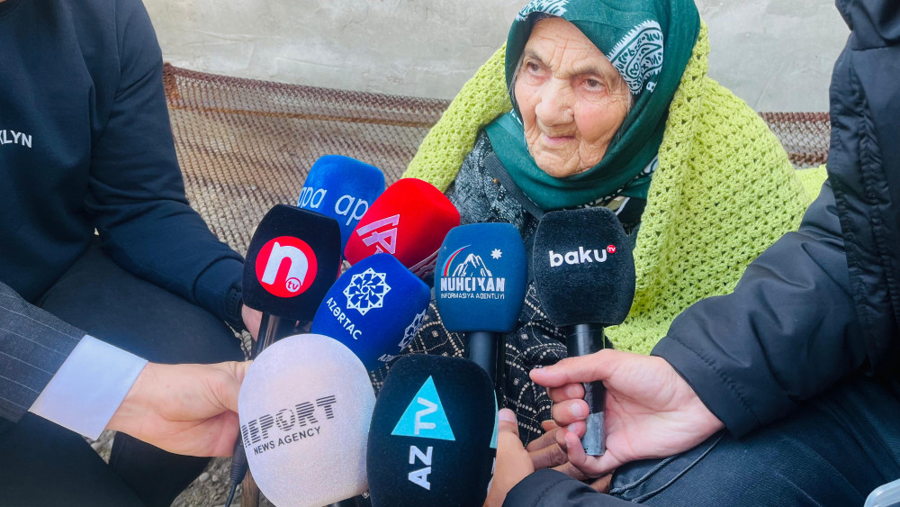 Naxçıvanda 104 yaşlı Şərəf nənənin evinə daşınan seçki qutusu aparılıb<font color=red> - FOTOLAR</font>