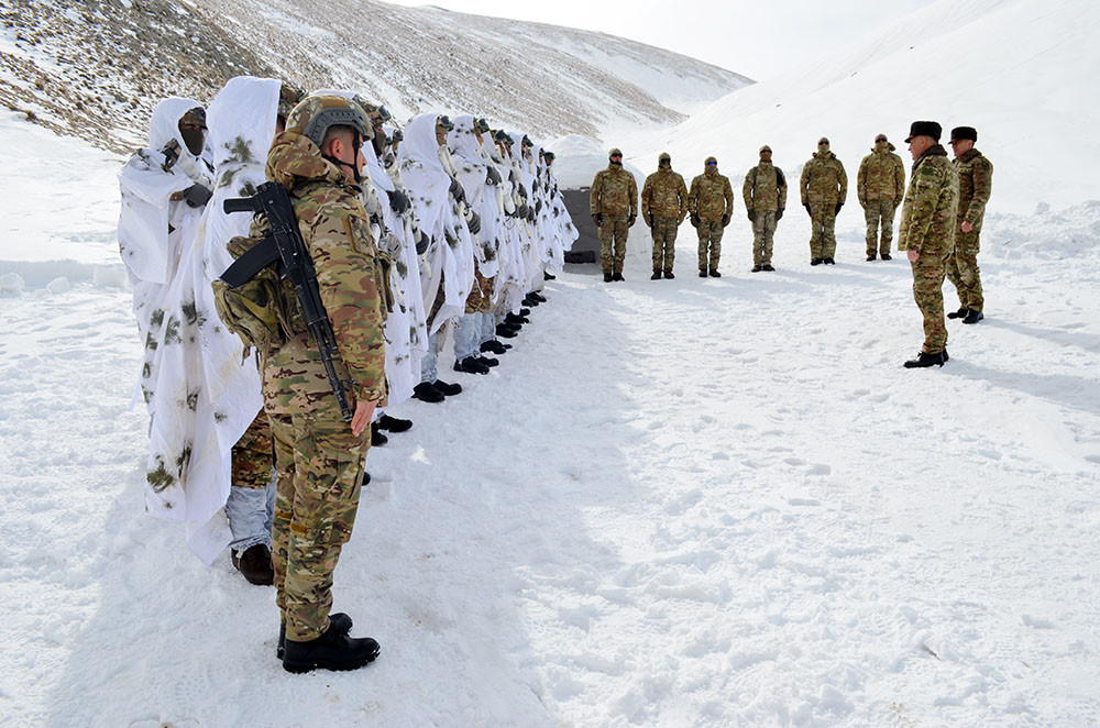 Baş Qərargah rəisi komandoların yüksək dağlıq ərazi və sərt qış şəraitində hazırlığını izləyib<font color=red> - FOTOLAR</font>