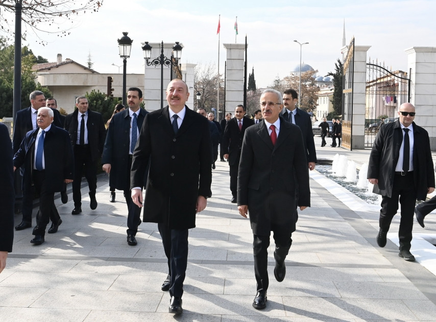 Prezident İlham Əliyev Ankarada Ulu Öndər Heydər Əliyevin abidəsini ziyarət edib<font color='red'> - YENİLƏNİB</font><font color=red> - FOTOLAR</font>