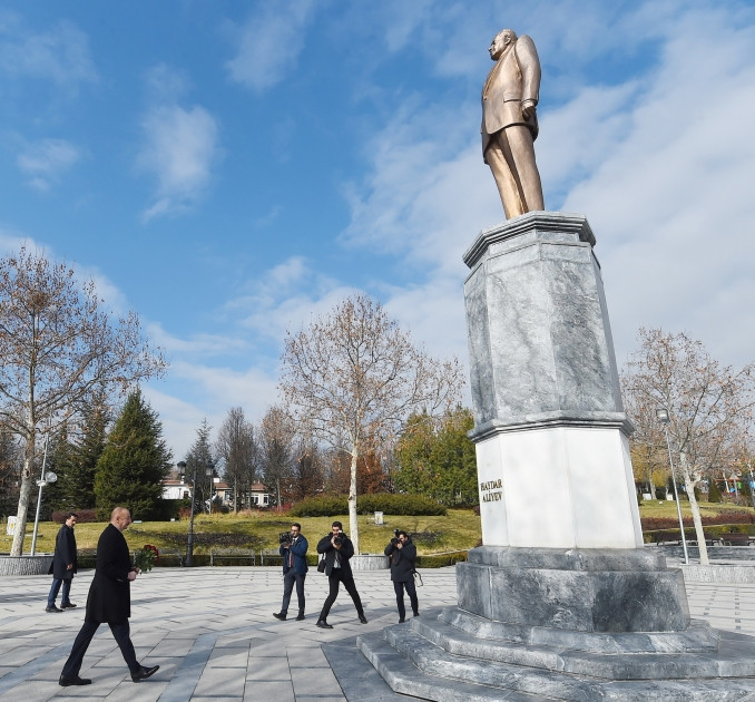Prezident İlham Əliyev Ankarada Ulu Öndər Heydər Əliyevin abidəsini ziyarət edib<font color='red'> - YENİLƏNİB</font><font color=red> - FOTOLAR</font>