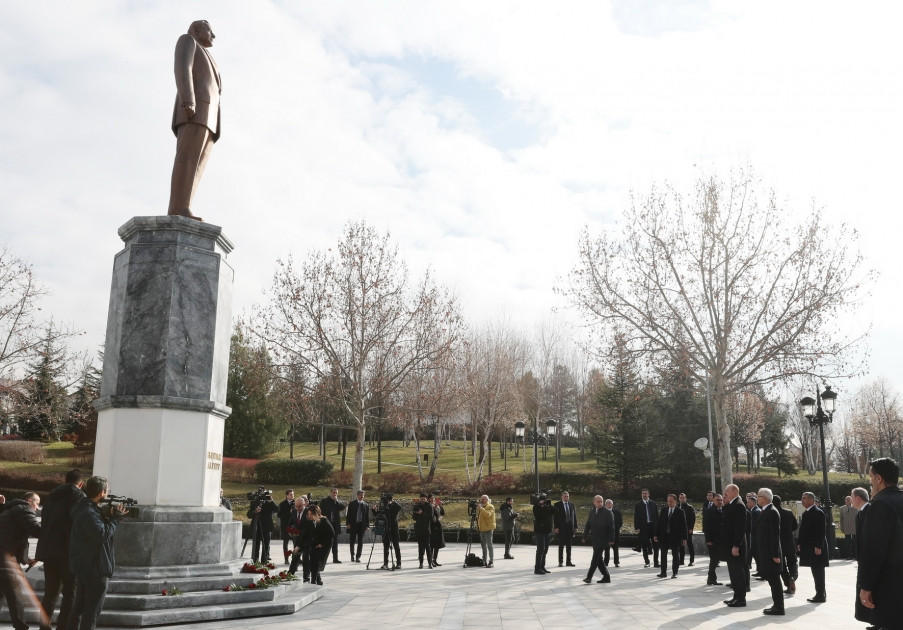Prezident İlham Əliyev Ankarada Ulu Öndər Heydər Əliyevin abidəsini ziyarət edib<font color='red'> - YENİLƏNİB</font><font color=red> - FOTOLAR</font>