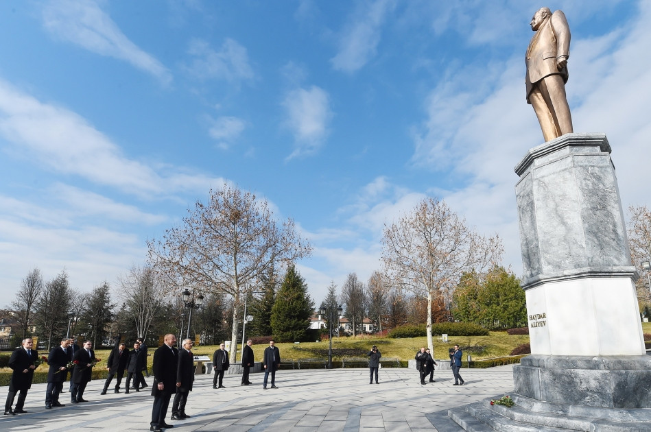 Prezident İlham Əliyev Ankarada Ulu Öndər Heydər Əliyevin abidəsini ziyarət edib<font color='red'> - YENİLƏNİB</font><font color=red> - FOTOLAR</font>