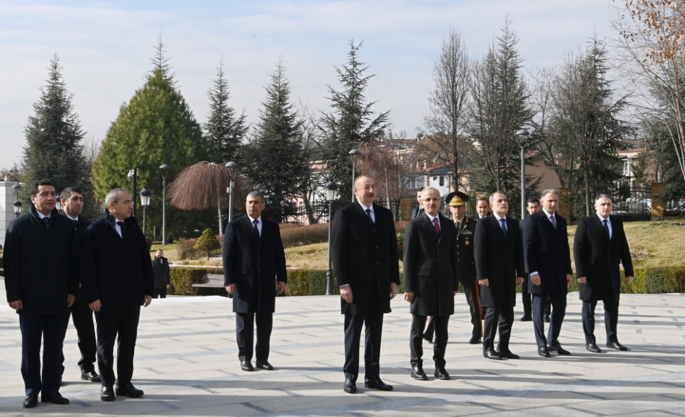 Prezident İlham Əliyev Ankarada Ulu Öndər Heydər Əliyevin abidəsini ziyarət edib<font color='red'> - YENİLƏNİB</font><font color=red> - FOTOLAR</font>