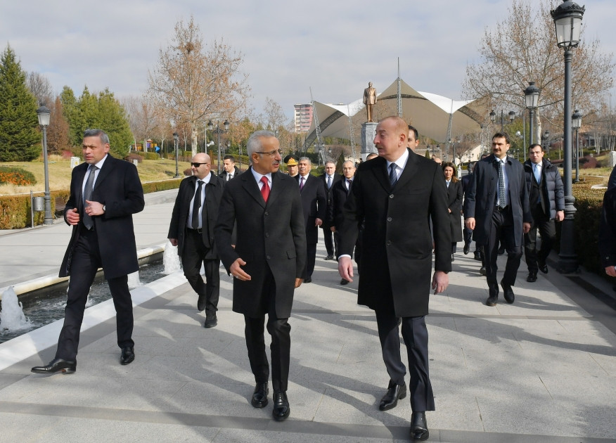 Prezident İlham Əliyev Ankarada Ulu Öndər Heydər Əliyevin abidəsini ziyarət edib<font color='red'> - YENİLƏNİB</font><font color=red> - FOTOLAR</font>