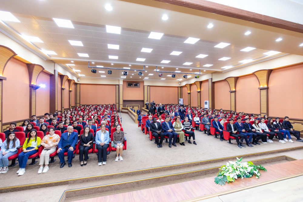 Səlahiyyətli nümayəndə “Açıq mikrofon” layihəsi  çərçivəsində tələbələrin suallarını cavablandırıb<font color=red> - FOTOLAR</font>