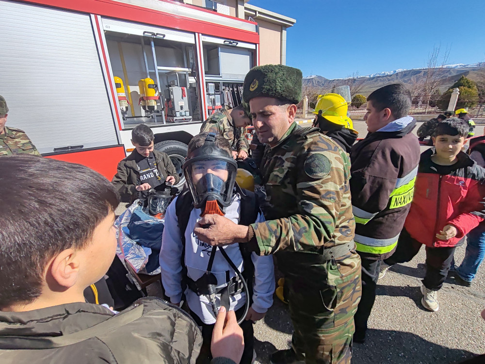 Naxçıvan Muxtar Respublikasının Fövqəladə Hallar Nazirliyinin Dövlət Yanğından Mühafizə İdarəsinin şəhər və rayon hissələrində şagirdlər üçün “açıq qapı” günü keçirilib<font color=red> - FOTOLAR</font>
