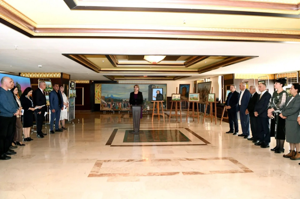 Rəssam Şahin Rəsulzadənin muxtariyyətin 100 illiyinə həsr olunmuş fərdi sərgisi açılıb<font color=red> - FOTOLAR</font>