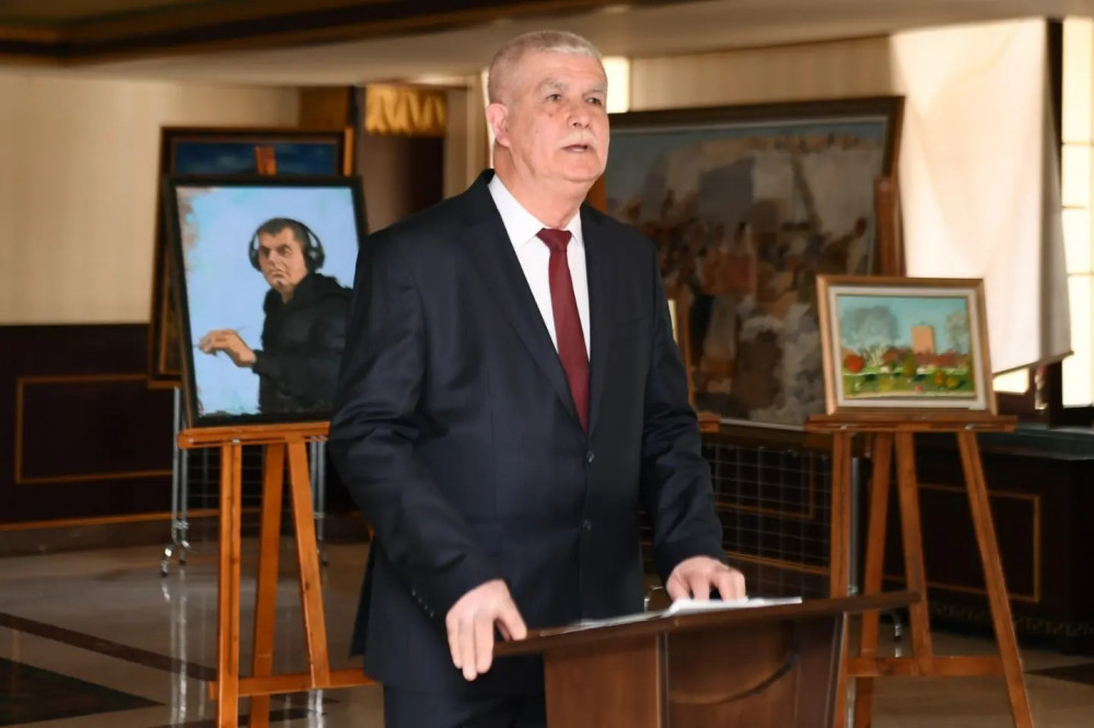 Rəssam Şahin Rəsulzadənin muxtariyyətin 100 illiyinə həsr olunmuş fərdi sərgisi açılıb<font color=red> - FOTOLAR</font>