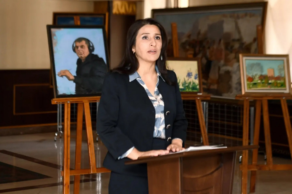 Rəssam Şahin Rəsulzadənin muxtariyyətin 100 illiyinə həsr olunmuş fərdi sərgisi açılıb<font color=red> - FOTOLAR</font>