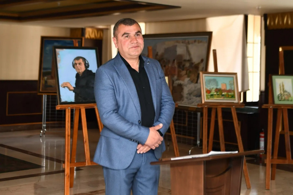 Rəssam Şahin Rəsulzadənin muxtariyyətin 100 illiyinə həsr olunmuş fərdi sərgisi açılıb<font color=red> - FOTOLAR</font>